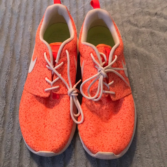 Woman’s Nike Roshe - Picture 1 of 5
